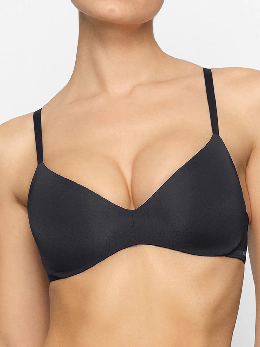 SKIMS WIRELESS FORM PUSH-UP PLUNGE BRA IN BLACK